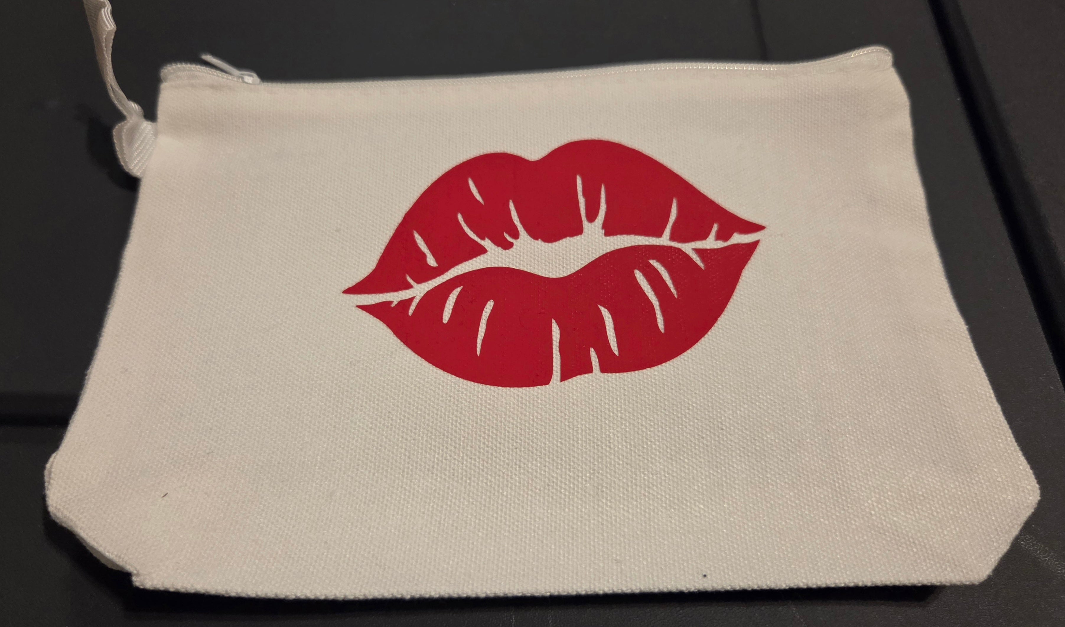 LIPS ZIPPER POUCH