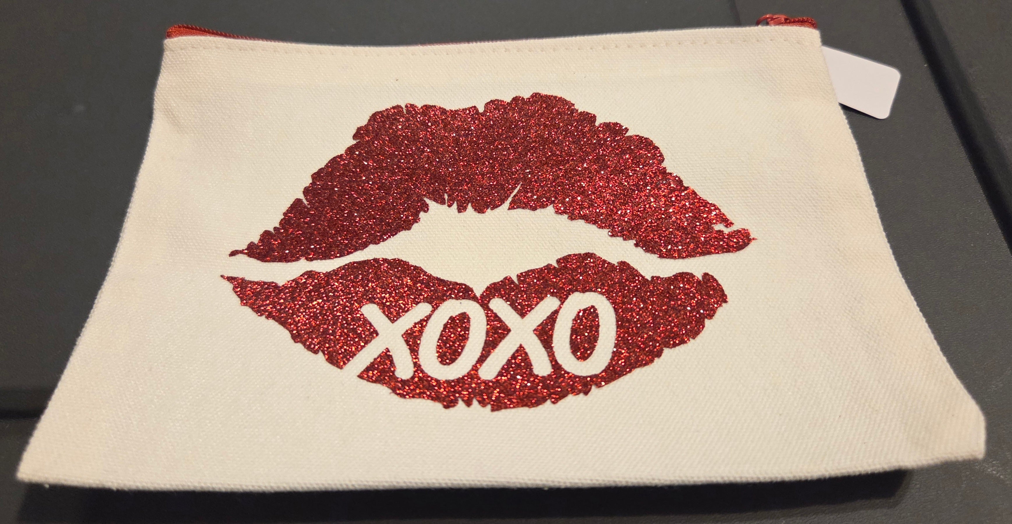 LIPS WITH XOXO ZIPPER POUCH